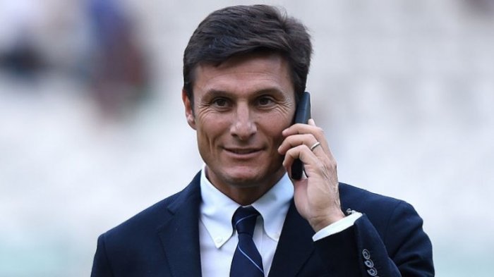 Wakil Presiden Inter Milan, Javier Zanetti, tengah berkomunikasi dengan telepon genggam saat I Nerazzurri menghadapi Torino pada 31 Agustus 2014 di Stadion Olimpico