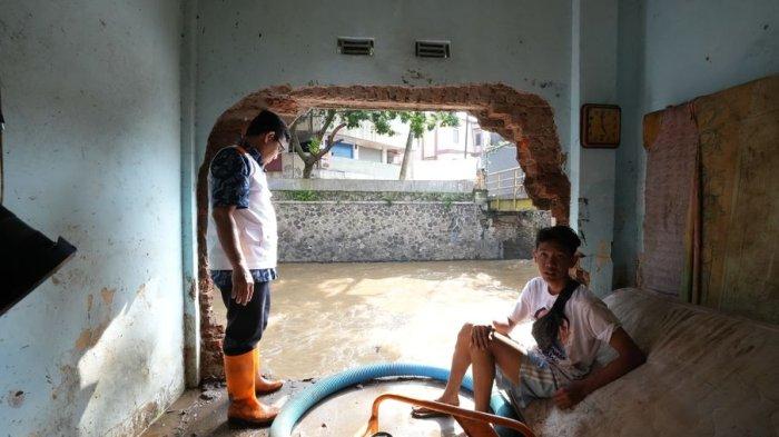 Kondisi rumah warga yang dindingnya jebol akibat banjir bandang Braga sehari sebelumnya di RT 06 RW 08 Kelurahan Braga, Kota Bandung, Jumat (12/1/2024).