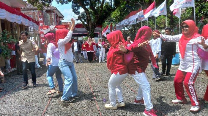 Puluhan emak-emak antusias mengukuti berbagai perlombaan agustusan dalam rangka memeriahkan HUT ke-77 RI dengan lomba makan kerupuk hingga joget balon di rumah Aspirasi Herigunawan, Jalan Arif Rahman Hakim, Warudoyong, Kota Sukabumi, Rabu (17/8/2022).