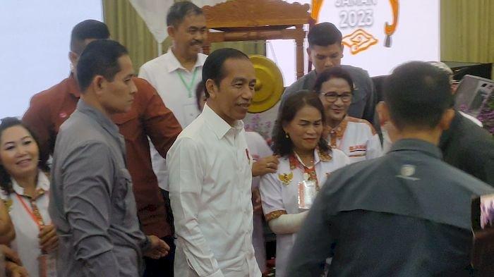 Di Cirebon, Selasa (29/8/2023), Presiden Republik Indonesia (RI), Joko Widodo (Jokowi) menyebut, pertumbuhan ekonomi di Indonesia termasuk yang terbaik dan masuk ke dalam tiga terbaik di dunia.