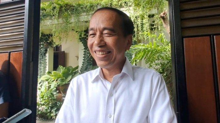 Presiden ke-7 RI Joko Widodo (Jokowi), saat ditemui di kediamannya Kelurahan Sumber, Kecamatan Banjarsari, Kota Solo, Jawa Tengah (Jateng), pada Selasa (3/12/2024).(KOMPAS.COM/Fristin Intan Sulistyowati)
