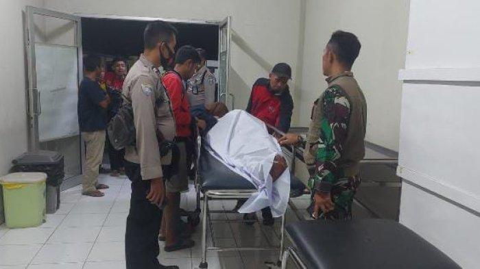 Petugas sedang memeriksa kondisi jasad juru parkir di Kecamatan Cimanggung, Kabupaten Sumedang tewas dianiaya, Selasa (11/7/2023) petang.