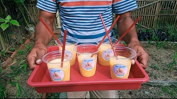 Seorang warga mencoba Jus dari buah labu madu hasil olahan kelompok di Desa Ciganjeng, Kecamatan Padaherang, Kabupaten Pangandaran, Jawa Barat.