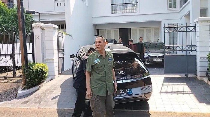 Pengusaha Jusuf Hamka menyambangi kediaman mantan Menko Polhukam Mahfud MD, Sabtu (13/7/2024) pagi. Sehari sebelumnya dia baru saja diusung Partai Golkar untuk mendampingi Kaesang ikut Pilkada Jakarta.