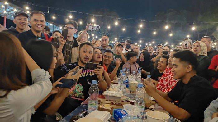 Dela dan Vela duo gadis Garut tantang petinggi PSI Kaesang Pangarep dan Giring Ganesha bertarung dalam game Mobile Legend, di sela-sela kunjungan PSI ke SOR Kerkhof, Kabupaten Garut, Jawa Barat, Minggu (8/10/2023) malam.
