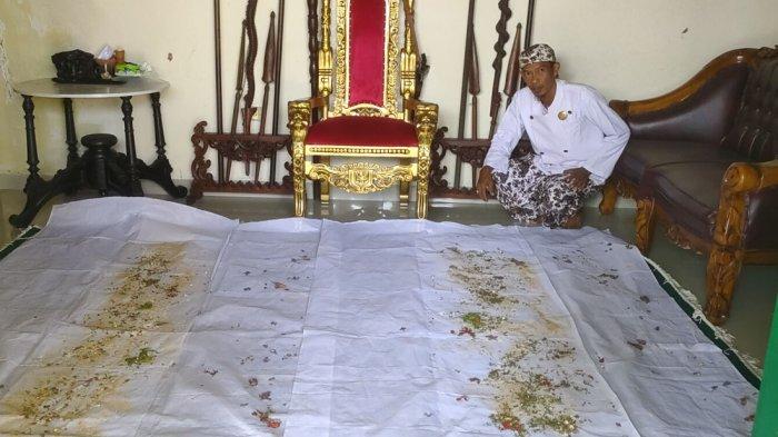 Kain kafan dan sejumlah bumbu mayit yang akan dipakai Iptu Rudiana dan Saka Tatal sumpah pocong di Padepokan Agung Amparan Jati, Cirebon, Jumat (9/8/2024).