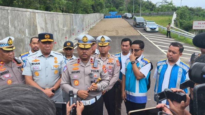 CEK JALUR MUDIK - Kakorlantas Polri, Brigjen Pol Agus Suryonugroho usai mengecek jalur mudik di Ruas Jalan Tol Cipularang, Minggu (9/2/2025). Polisi menemukan sejumlah titik rawan kecelakaan di Tol Cipularang.