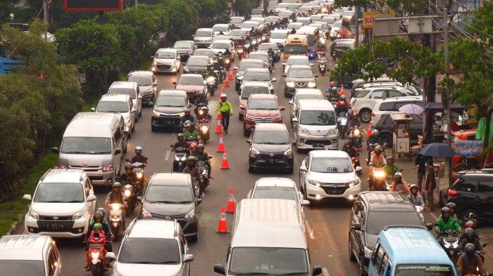Anggota Satlantas Polrestabes Bandung memasang traffic cone di Jalan Dr Djundjunan Bandung, Senin (30/12/2019) supaya kendaraan dari ?Pasupati dan Pasirkaliki terus lurus dan tak melakukan crossing.