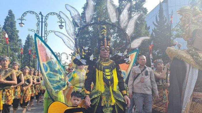 Gubernur Jabar Ridwan Kamil dan keluarga mengikuti rangkaian syukuran HUT Jabar, West Java Festival, Minggu (3/9/2023).