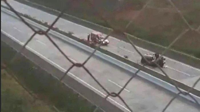 Kecelakaan lalu lintas kembali terjadi di jalan Tol Cisumdawu, tepatnya Desa Sukasirnarasa, Kecamatan Rancakalong, Kabupaten Sumedang, Jawa Barat, Rabu (16/8/2023) pagi.