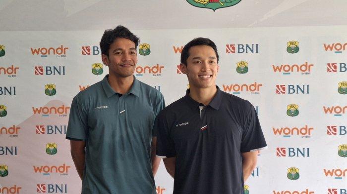 PEMAIN PRO - Dua pebulutangkis tunggal putra Indonesia, Jonatan Christie dan Chico Aura Dwi Wardoyo foto bersama usai resmi diumumkan tak lagi jadi bagian pelatnas PBSI Cipayung, Jakarta, Kamis (15/5/2025). Tribunnews/Abdul Majid