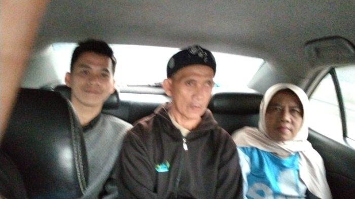 Ayah, ibu dan Beny kakak Sudirman bersama Titin Prialianti saat berada di mobil dalam perjalanan menuju Lapas Banceuy Bandung dari Cirebon, Kamis (22/8/2024) pagi.