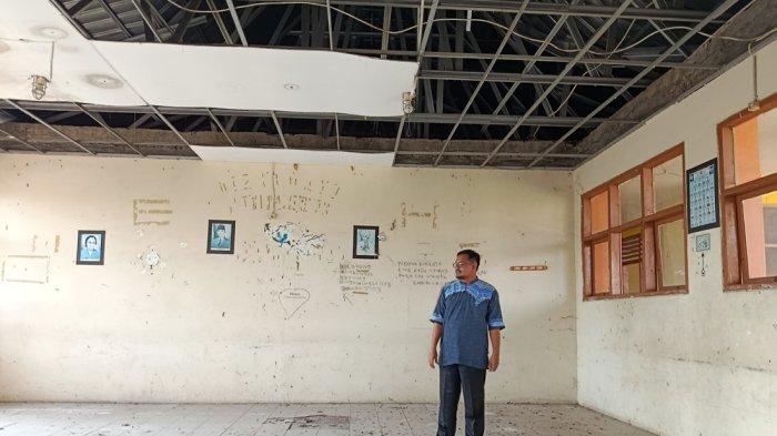 KOSONG - Kepala SMK Veteran Cirebon, Wahyu Hidaya memperlihatkan kondisi ruang kelas rusak di SMK Veteran Cirebon yang sudah lama tidak digunakan akibat minimnya jumlah siswa baru setiap tahunnya. Foto diambil Jumat 11 Juli 2025.
