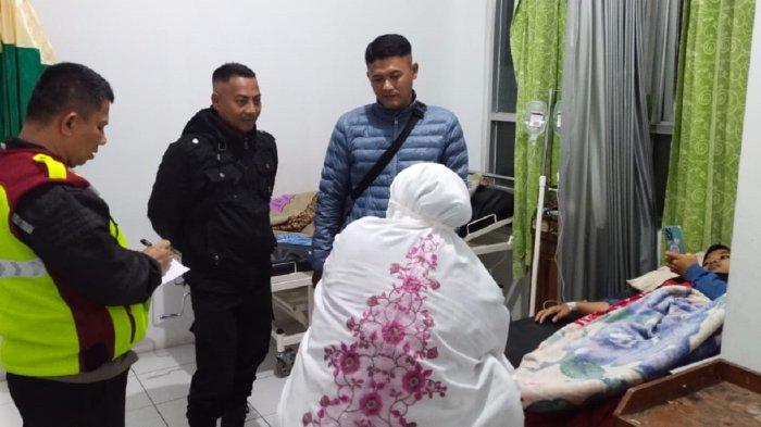 Belasan warga Garut dan Kabupaten Tasikmalaya mengalami keracunan setelah mengkonsumsi sate jebred di Kecamatan Cilawu, Kabupaten Garut, Jawa Barat, Senin (9/10/2023) malam. Dua orang meninggal dunia.