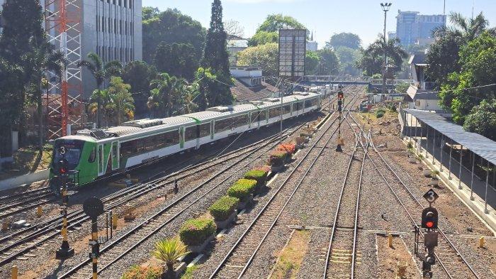 Pemandangan jalur kereta dan kereta feeder dari Sky Bridge di Stasiun Bandung, Rabu (13/9/2023).