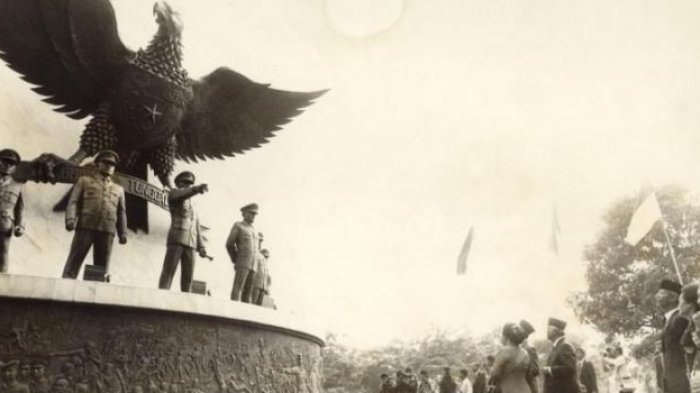 Suasana pada peringatan Hari Kesaktian Pancasila tahun 1989. Monumen Pancasila Sakti dibangun di kawasan Lubang Buaya, Jakarta Timur.