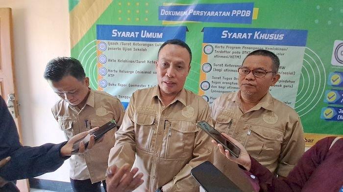 Ketua Musyawarah Kerja Kepala Sekolah (MKKS), Ceng Mamad mengatakan sulit untuk menolak titipan dari anggota DPRD saat PPDB 2023.