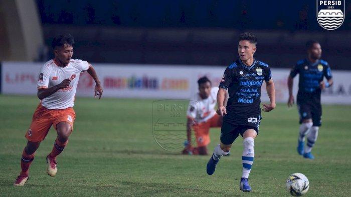 Kim Kurniawan Persib Bandung berduel dengan pemain Perseru Serui di laga Piala Presiden 2019.