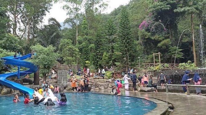 Kolam Renang di Taman Bougenville.