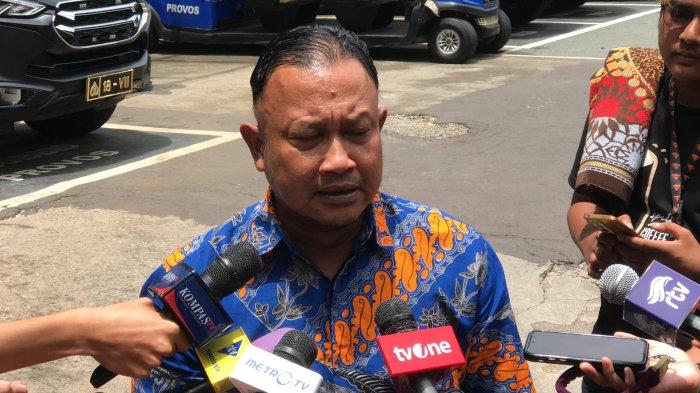 FOTO: SIDANG ETIK BINTORO - Komisioner Kompolnas M Choirul Anam saat akan mengikuti jalannya sidang Komisi Kode Etik Polri (KKEP) atas terduga pelanggar Mantan Kasatreskrim Polres Jakarta Selatan AKBP Bintoro di Polda Metro Jaya, Jakarta, Jumat (7/2/2025). Pembacaan persangkaan perkara AKBP Bintoro berlangsung dua jam. (Tribunnews.com/Reynas Abdila)