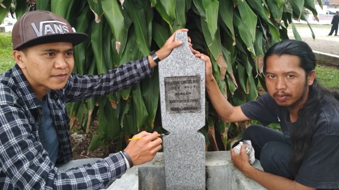 Komunitas Nusa Karya mengecat nisan Yang Chil Seong alias Komarudin di Taman Makam Pahlawan Tenjolaya, Kecamatan Tarogong Kidul, Garut, Kamis (9/11/2017). Komarudin merupakan warga Korea Selatan yang ikut membantu perjuangan kemerdekaan Indonesia di Garut.
