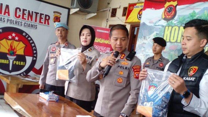 Kapolres Ciamis AKBP Tony Prasetyo Yudhangkoro didampingi Kasat Reskrim AKP Muchammad Arwin Bahar dan Kasi Humas Iptu Magdalena NEB kepada wartawan pada konferensi pers tentang oknum guru yang melakukan pelecehan seksual terhadap 12 orang siswi di salah satu SMP di Ciamis di Mapolres Ciamis, Rabu (28/6/2023).