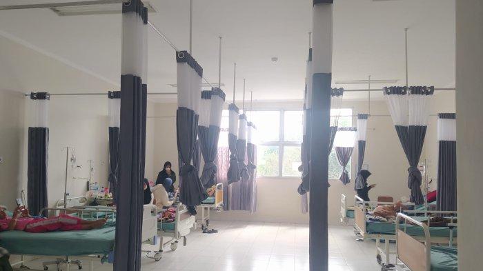 Sejumlah korban keracunan saat menjalani perawatan di Puskesmas Sindangkerta, Rabu (26/6/2024).