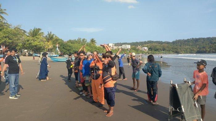 Hafid, pelajar MTs Persis 60 Katapang Bandung tenggelam di Pantai Pangandaran, Kamis (13/6/2024). Petugas saat mengevakuasi jenazah Hafid.