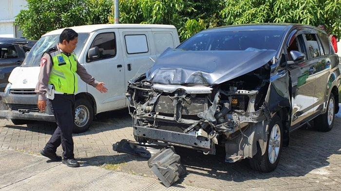 Polisi saat memeriksa salah satu kendaraan yang terlibat kecelakaan beruntun KM 168 Tol Cipali di Pos PJR Tol Cipali, Kecamatan Kertajati, Kabupaten Majalengka, Jumat (28/6/2024).