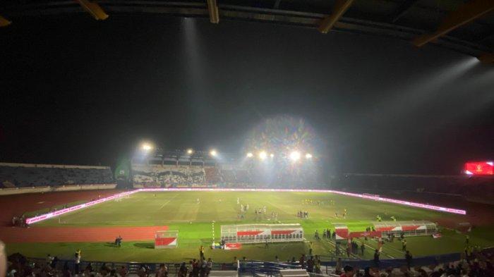 LAMPU PADAM - Lampu Stadion Si Jalak Harupat Kabupaten Bandung padam saat pertandingan Oxford United menghadapi Arema FC, Kamis (10/7/2025) malam. Lampu padam saat laga baru berjalan 4 menit.