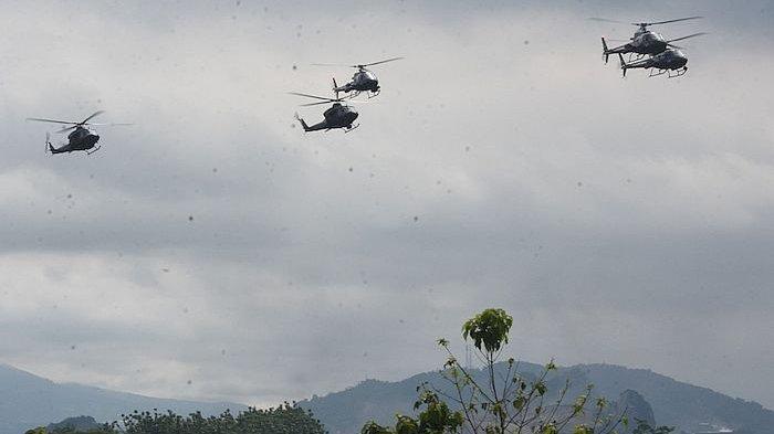 Helikopter tempur saat terbang di daerah Latihan Pusat Pendidikan Infanteri, Kecamatan Cipatat, Kabupaten Bandung Barat, Selasa (5/3/2024).