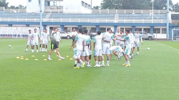 Suasana latihan pemain Persib Bandung di lapangan Stadion Sidolig, Kota Bandung, jelang hadapi pertandingan perdana Liga 1 musim 2023/2024, akhir pekan nanti, Rabu (28/6/2023).