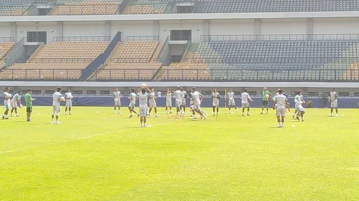Para pemain Persib Bandung di sesi latihan yang digelar di Stadion GBLA Kota Bandung, Selasa (24/10) / Cipta Permana