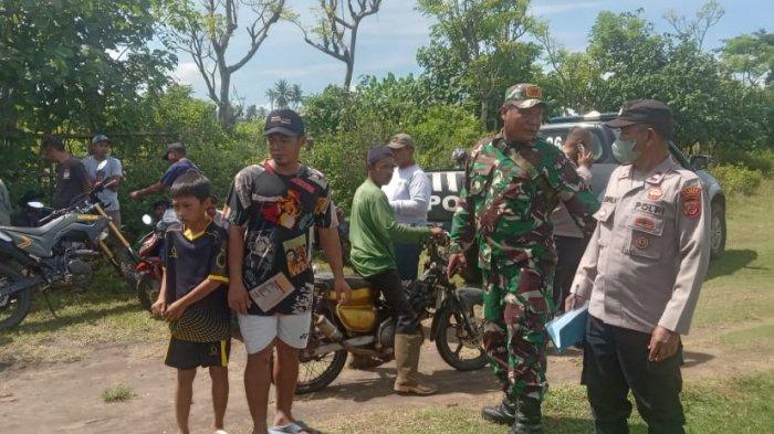 WARGA BERSIAP - Warga bersiap mengambil sisa amunisi yang akan diledakkan di Desa Sagara, Kecamatan Cibalong, Kabupaten Garut, Jawa Barat pada Senin (12/5/2025) pagi. Sebanyak 13 orang tewas akibat musibah pemusnahan amunisi ini.