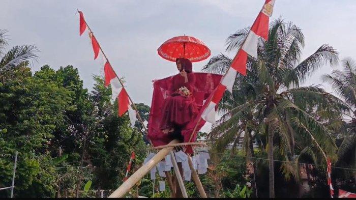Warga RW 16 Kelurahan Solokpandan, Kecamatan Cianjur, Kabupaten Cianjur mengadakan perlombaan pajat piang berhadiah 'janda muda', Sabtu (18/8/2024)