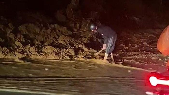 Longsor terjadi di ruas jalan wilayah Desa Sukamanah, Kecamatan Banjaran, Kabupaten Majalengka, Selasa (5/3/2024) malam