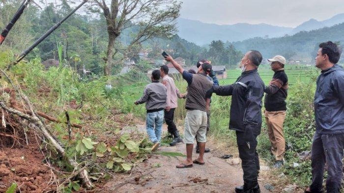 Tebing setinggi 30 meter di Jalan Raya Banjarwangi-Singajaya Kabupaten Garut longsor, akses jalan sementara terputus, Senin (28/8/2023) sore.
