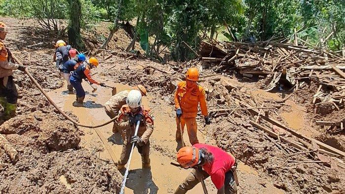 Upaya pencarian korban tertimbun longsor di Kampung Gintung, RT 3/7, Desa Cibenda, Kecamatan Cipongkor, Kabupaten Bandung Barat (KBB), Minggu (31/3/2024). Pencarian korban dihentikan pada Minggu sore, menyisakan 2 warga yang belum ditemukan