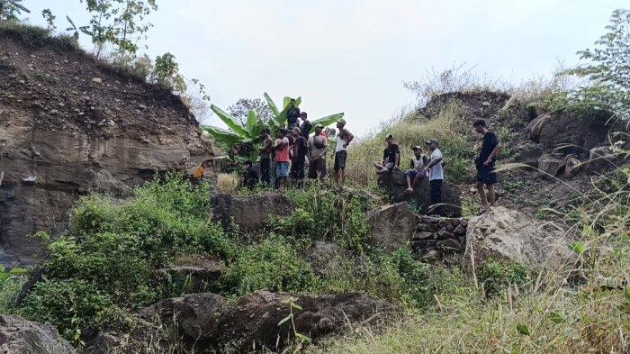 LONGSOR TAMBANG - Bencana longsor terjadi di lokasi tambang pasir Blok RT 2 RW 10, Kedung Jumbleng, Kelurahan Argasunya, Kecamatan Harjamukti, Kota Cirebon, Selasa (18/6/2025) pagi sekitar pukul 07.30 WIB.