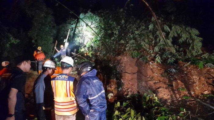 longsor tebing di sekitar Palagan Bojongkokosan, Kecamatan Parungkuda, Kabupaten Sukabumi.