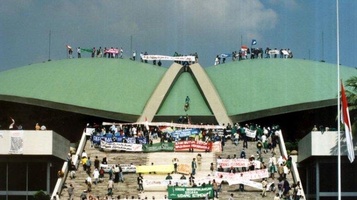 Mahasiswa menduduki Gedung MPR/DPR, menuntut Presiden Soeharto mundur dari jabatannya. Foto diambil pada 19 Mei 1998, dua hari sebelum Soeharto mengumumkan pengunduran diri pada 21 Mei 1998.