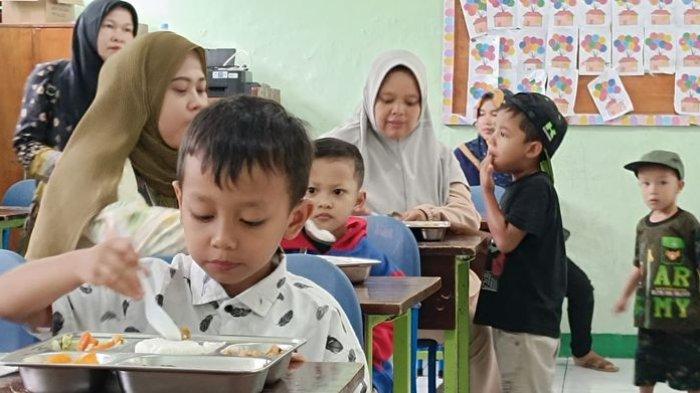 Perempuan hamil, ibu menyusui, dan balita mengikuti uji coba makan bergizi yang dilaksanakan di Pondok Pesantren Persis Tarogong, Kabupaten Garut, Kamis (26/12/2024).