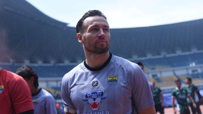 KAPTEN - Gelandang Persib, Marc Klok ingin menjaga tren positif timnya saat tampil di laga tandang.Ia tidak mau kehilangan poin saat menghadapi Persija Jakarta pada laga pekan ke-24 Liga 1 2024/25 di Stadion Patriot Candrabhaga, Minggu 16 Februari 2025.