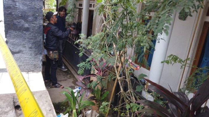 Polisi melakukan penyelidikan atas ditemukannya mayat seorang lansia yang tewas dalam kondisi mengenaskan di Kampung Ngamplang, Desa Ngamplang, Kabupaten Garut, Jawa Barat, Minggu (5/5/2024).