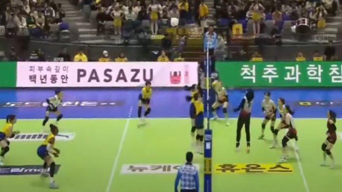 Megawati bersiap melepaskan smash saat Jung Kwan Jang Red Sparks menghadapi Hyundai Hillstate di Suwon Gymnasium, Suwon, Korea Selatan, Minggu (14/1/2024). Red Sparks kalah 0-3 (21-15, 21-25, 17-25) di pertandingan itu.