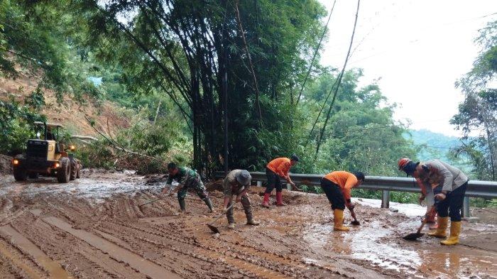 Sejumlah petugas gabungan saat membersihkan material longsor yang menutup jalur Majalengka - Kuningan di Kecamatan Cikijing, Kabupaten Majalengka, Jumat (8/3/2024).