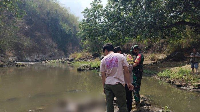 Anggota TNI-Polri saat hendak mengevakuasi bocah korban perampasan nyawa yang ditemukan di Sungai Cimanuk kawasan Kecamatan Cibiuk, Kabupaten Garut, Jawa Barat, Jumat (3/11/2023).