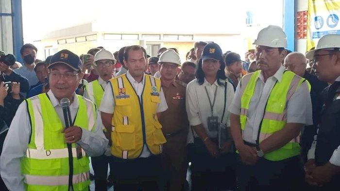 Menteri koordinator Maritim dan Investasi, Luhut Binsar Pandjaitan, Gubernur Jawa Barat Ridwan Kamil, Bupati Bandung Dadang Supriatna, beserta jajarannya meninjau Tempat Pengelolaan Sampah Terpadu (TPST) Oxbow Mekar Rahayu, Kabupaten Bandung, Selasa (29/8/2023).