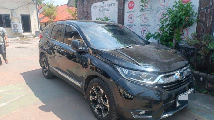 BARANG BUKTI - Mobil korban yang jadi barang bukti aksi pelaku. Satuan Reserse Kriminal (Sat Reskrim) Polres Cirebon Kota akhirnya berhasil membekuk pelaku pencurian mobil yang sempat mengelabui korban dengan cara menabrakkan mobil ke trotoar sebelum melarikan diri. Penangkapan terhadap pelaku berinisial BDE alias H, warga Desa Klayan, Kecamatan Gunung Jati, Kabupaten Cirebon itu dilakukan kurang dari 24 jam sejak laporan diterima, Senin (7/7/2025).