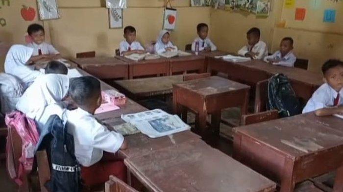 Belasan anak murid SDN 002 Desa Tanjung, Kecamatan Koto Kampar Hulu, Kabupaten Kampar, Riau, saat belajar di ruang kelas bekas WC, Selasa (11/6/2024).